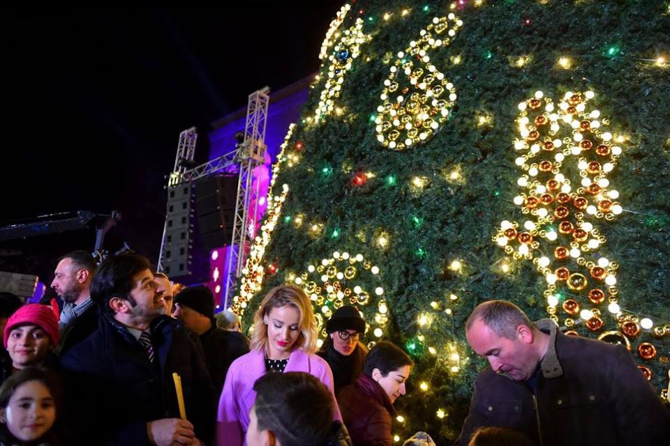 Georgia’s main Christmas tree has been festively lit up in Tbilisi geotv.ge